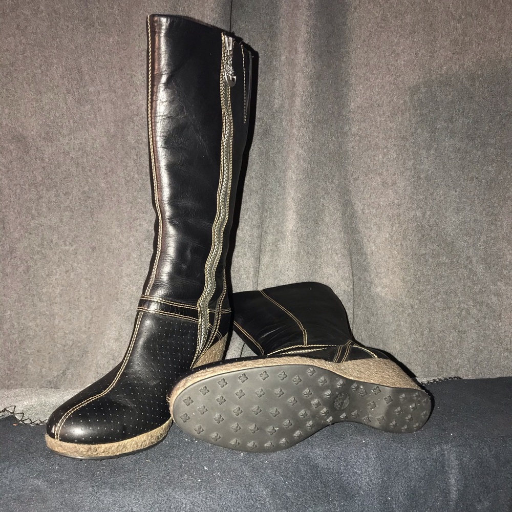 Boots - Picture 2 of 3
